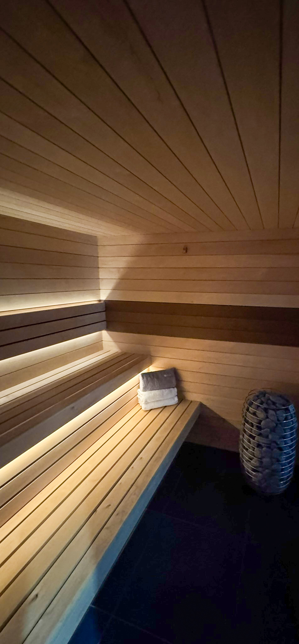 Interiér sauny od Futry – elegantní dřevěné obložení, ergonomické opěrky a příjemná atmosféra pro dokonalý relax